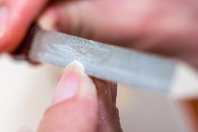 Alles Wissenswerte zu weißen Flecken auf den Nägeln