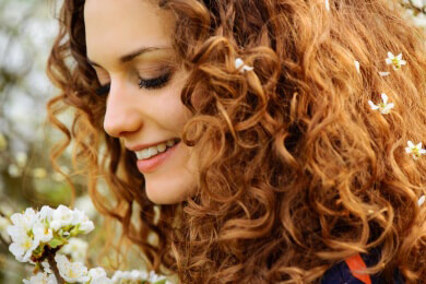 Tipps, wie langes Haar mit Naturlocken besonders schön und gesund aussieht