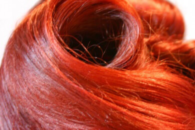 Wir erklären den Unterschied zwischen Intensivtönungen und permanenten Haarfarben und geben Tipps zur Anwendung und Pflege