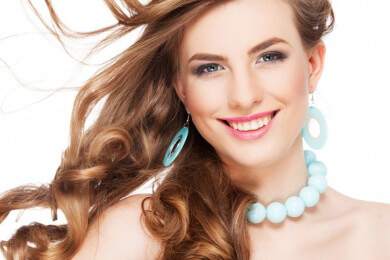 Wir geben Tipps, wie Sie Ihre Naturlocken mit Hilfe eines Haarbandes schön stylen