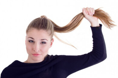 Tipps zum Frisieren mehrerer Hochsteckfrisuren mit langen, toupierten und zu einem Pferdeschwanz gebundenen Haaren