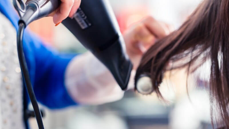 Was die Föhnwelle ausmacht und wie man sie in das Haar zaubert