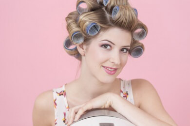 Mithilfe von Papilloten lassen sich schonend und einfach Locken kreieren