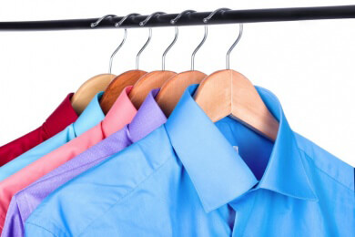 Der Button-Down-Kragen wirkt lässig und sportlich