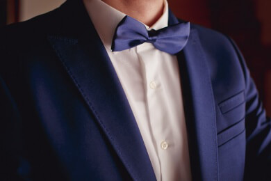 Der Tab-Kragen sollte ausschliesslich mit Kravatte getragen werden