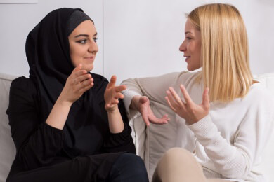 Der Pardesü ist ein bodenlanger, weit geschnittener Damenmantel