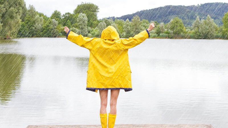 Der ärmellose Regenmantel mit Schulterumhang