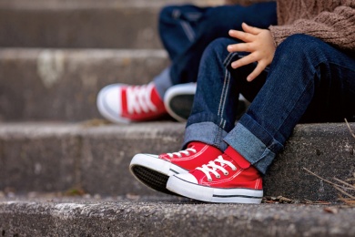 Kind in Jeanshose
