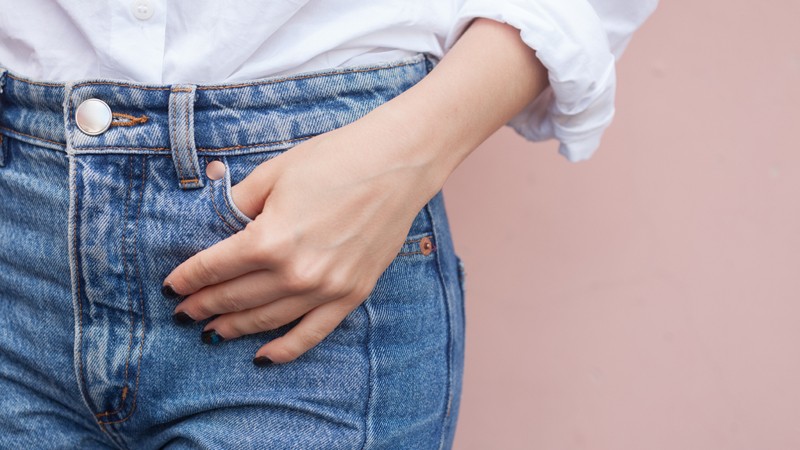 Frau in Jeanshose