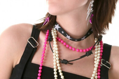 Den Hals verlängert alles, was den Oberkörper streckt und verkürzt, was ihn unterbricht