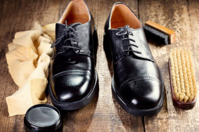 Die richtige Bürste, das abgestimmte Pflegemittel und ein passender Schuhspanner sind entscheidend für die Schuhpflege