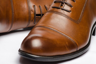 Bei der Schuhpflege dürfen auch die Sohlen nicht vergessen werden, die sich über eine pflegende Ölung freuen