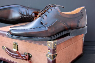 Schuhe, die nicht mehr die neusten im Schuhschrank sind, bedürfen von Zeit zu Zeit die folgenden Pflegetechniken