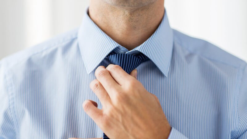 Der beliebte Pratt-Knoten ist eine einfache und klassische Variante des Krawattenbindens