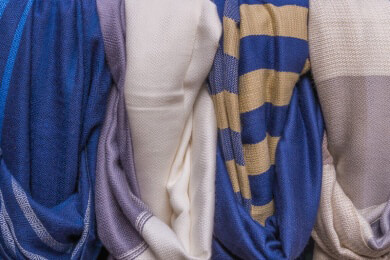 Mit diesen Tragemöglichkeiten wirken Krawatten- und Strickschal männlich-elegant