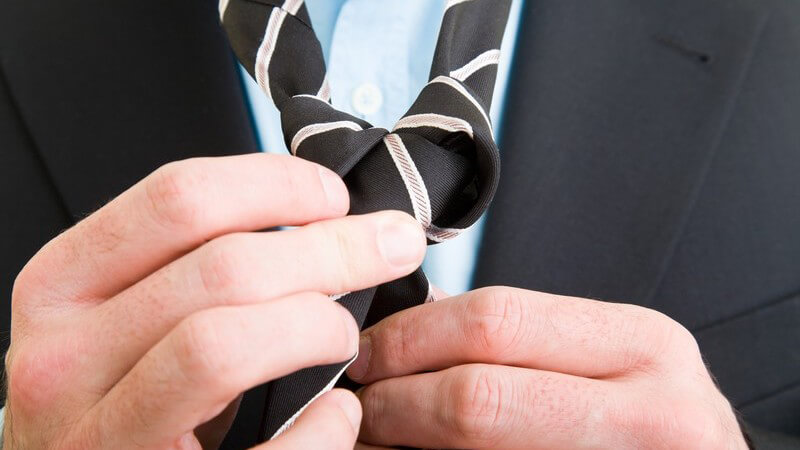 Dieser Krawattenknoten ist sehr lässig und stylisch