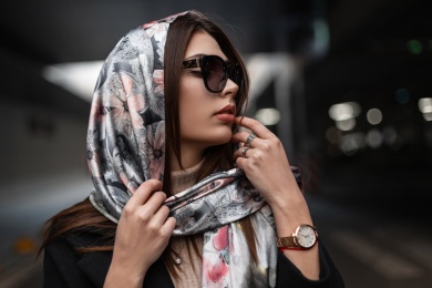 Frau mit Seidenschal