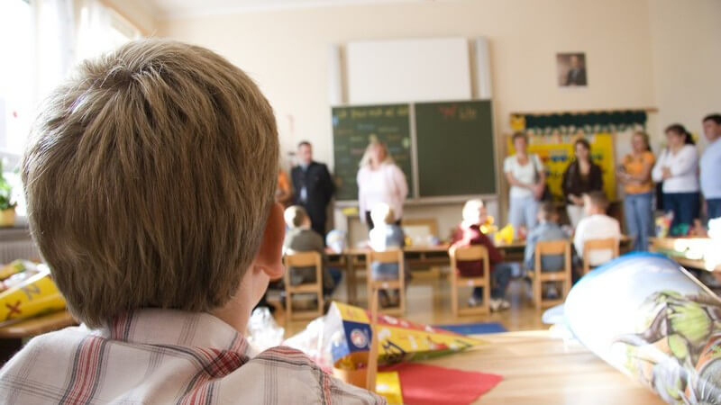 Die kindliche Entwicklung in der erste Klasse