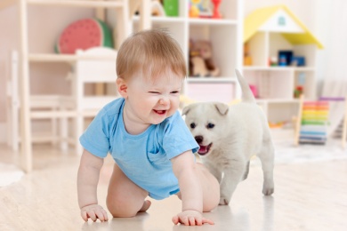 Altersgerechtes Kinderspielzeug bis zu einem Alter von zwölf Monaten