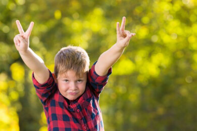 Altersgerechtes Kinderspielzeug bis zu einem Alter von zehn Jahren