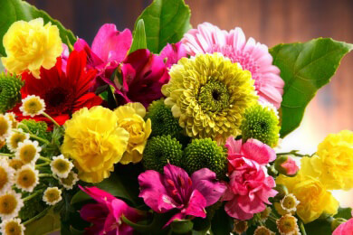 Der runde Blumenstrauß zählt zu den klassischen Sträußen - die Blumenstiele werden bei dieser Form in der Regel gekürzt