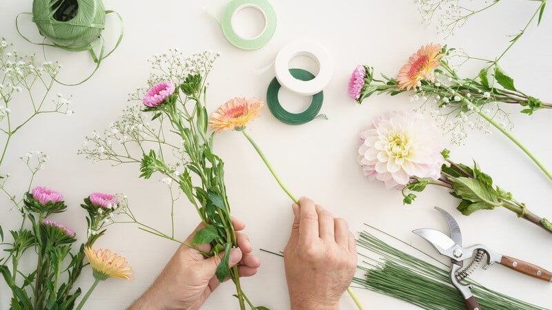 Der formal lineare Strauß zeichnet sich besonders durch die vielen Gräser aus, die die geringe Anzahl der Blumen schmücken - Die Blumen müssen langstielig sein