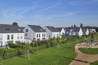 Doppelhäuser in einem Neubaugebiet