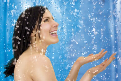 Die offene Duschkabine wird auch als Walk-in-Dusche bezeichnet und verzichtet auf unnötige Trennwände und Türen