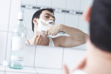 Groß genug, sicher angebracht und beleuchtet, ist der Badezimmerspiegel eine große Hilfe beim Pflegen und Stylen