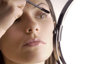 Der Handel bietet Kosmetik- und Schminkspiegel mit unterschiedlich starkem Vergrößerungsgrad oder sogar integrierter LED-Beleuchtung an