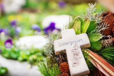 Alternativ zum Holz kann für die Verbrennung auch Pappe verwendet werden - bei der Herstellung eines Zinksargs müssen einige strenge Vorschriften eingehalten werden