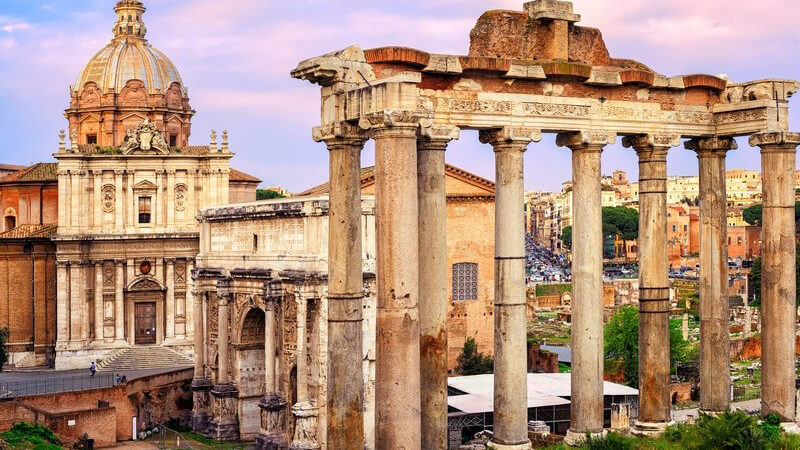 Bögen, Gewölbe und Mietskasernen zählen zu den typischen Bauformen der römischen Architektur; das Kolosseum zählt zu den berühmtesten Bauten