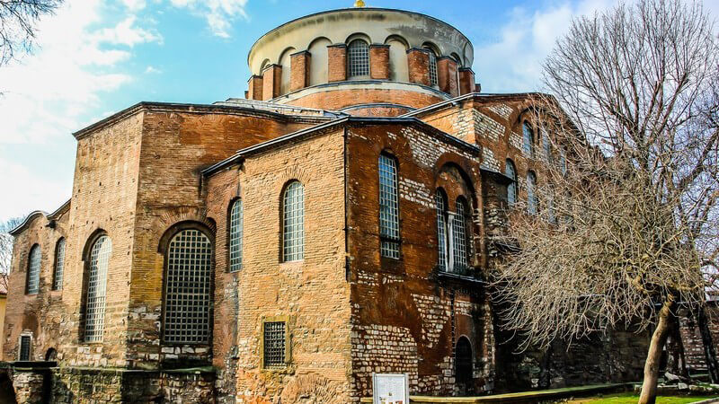 Basilika und Zentralbau zählen zu den bekanntesten Bauwerken der byzantinischen Architektur; die Hagia Sophia gilt als eines der berühmtesten Werke
