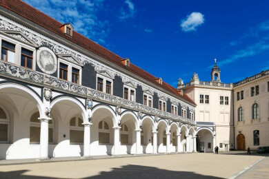 Im Zuge des Barocks wurden die strengen Ordnungen der Renaissance aufgelöst; berühmte Bauwerke sind u.a. das Kloster Ottobeuren sowie das Berliner Stadtschloss