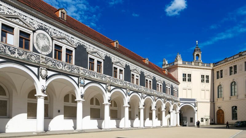 Im Zuge des Barocks wurden die strengen Ordnungen der Renaissance aufgelöst; berühmte Bauwerke sind u.a. das Kloster Ottobeuren sowie das Berliner Stadtschloss