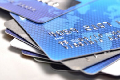 Eine Bankkarte von Mastercard, mit der ein bargeldloses Bezahlen weltweit möglich ist, ebenso die Nutzung von Geldautomaten