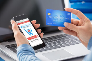 Die meisten Kreditkarten lassen sich weltweit einsetzen; dem Karteninhaber wird oft ein Kredit gewährt, daher der Name