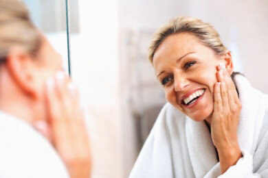 Um Jahre jünger aussehen - geht das wirklich? Was Anti-Aging-Cremes leisten können