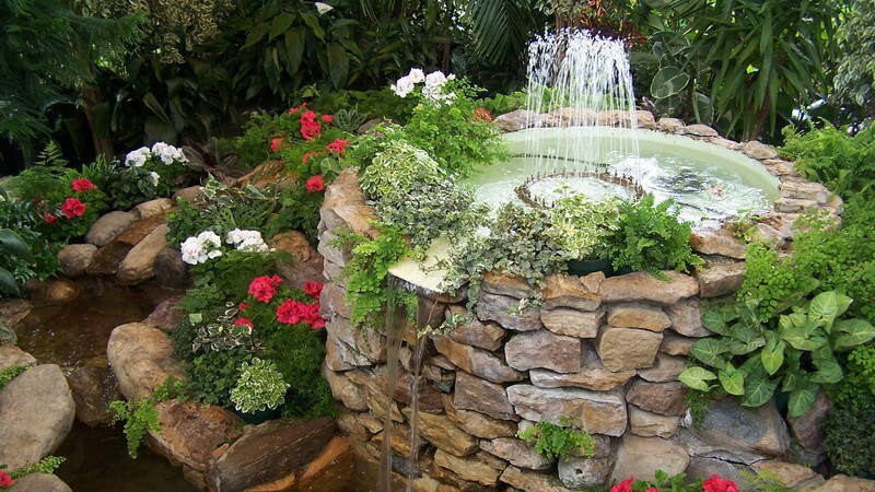 Der Springbrunnen oder Gartenbrunnen wird oftmals mit einem Gartenteich kombiniert und wird, richtig positioniert, immer zum Hingucker