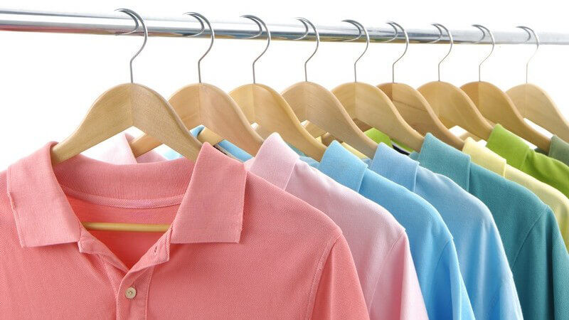 Über die Vorteile, Erfolgsgeschichte und beliebtesten Designer des Poloshirts in Sport und Freizeit