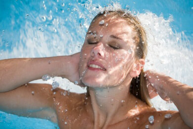 Haare waschen wie die Friseure - die richtige Wassertemperatur und schonendes Einshampoonieren