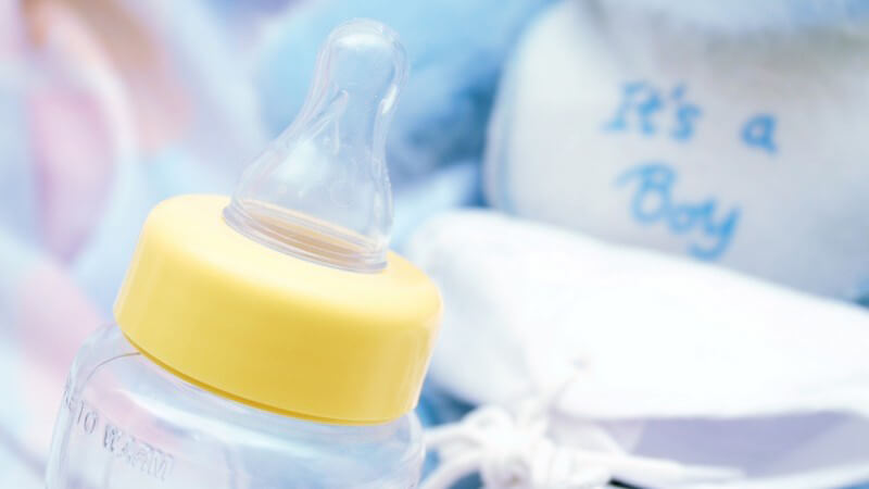 Vor- und Nachteile von Babyflaschen aus Glas und Plastik und welche Punkte man bei der Auswahl ebenso beachten sollte