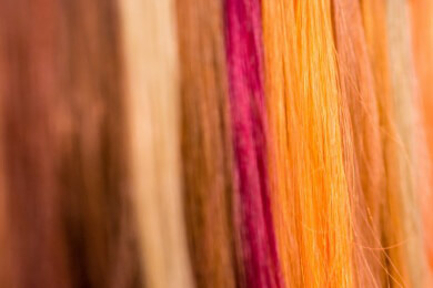 Welche Strähnchenfarbe passt zu welcher Haarfarbe?