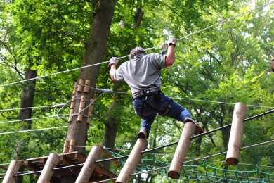 Seilgärten - Merkmale, Varianten und Infos zur Ausbildung zum Hochseilgartentrainer