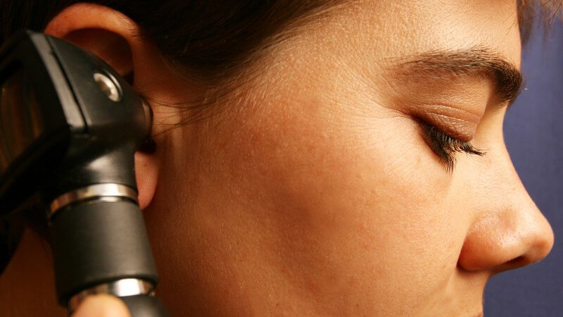 Funktion und Durchführung sowie mögliche Komplikationen der Ohrenspiegelung zur Untersuchung des Gehörgangs