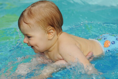 Babyschwimmen - Vor- und Nachteile, Hinweise und die Suche nach passenden Kursen