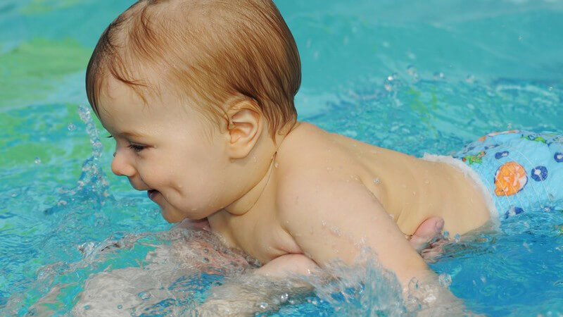 Wir informieren über die nötigen Rahmenbedingungen für eine erholsame Babyschwimmstunde sowie deren Vorzüge und Ablauf