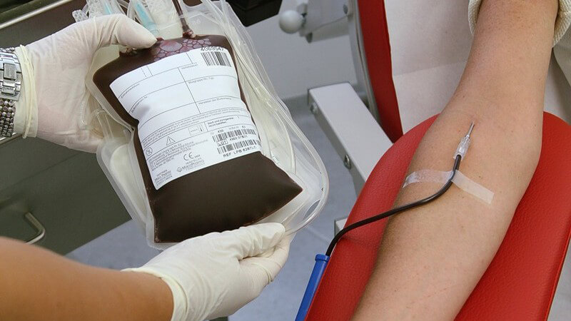 Die Bluttransfusion zur intravenösen Übertragung von Blutbestandteilen und mögliche Komplikationen