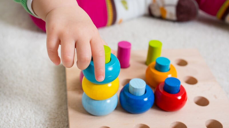 Holzspielzeug hat - besonders im Vergleich zu Plastikspiezeug - einige Vorteile - beim Kauf sollte auf bestimmte Punkte geachtet werden