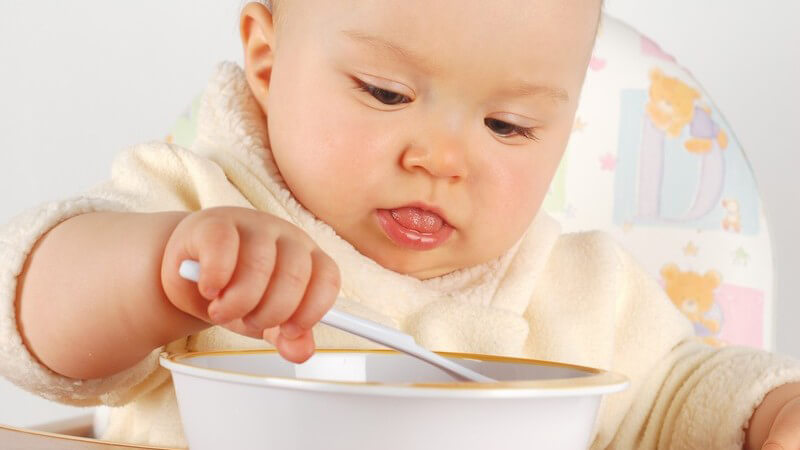 Babygeschirr gibt es aus Keramik und Plastik; es gibt viele gute Anlässe, um Babygeschirr zu verschenken - doch ab wann braucht man es?
